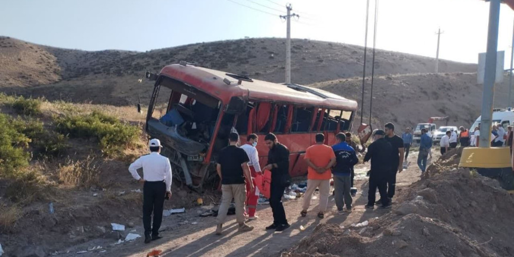 واژگونی اتوبوس زائران اربعین در قزوین ۱۵ مصدوم برجای گذاشت