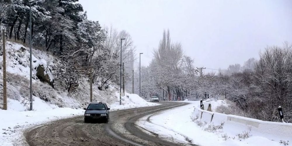 همزمان با بارش برف جاده‌های قزوین لغزنده شد