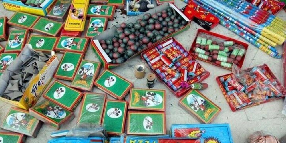 کشف بيشاز 3 هزار عدد مواد محترقه در تاکستان